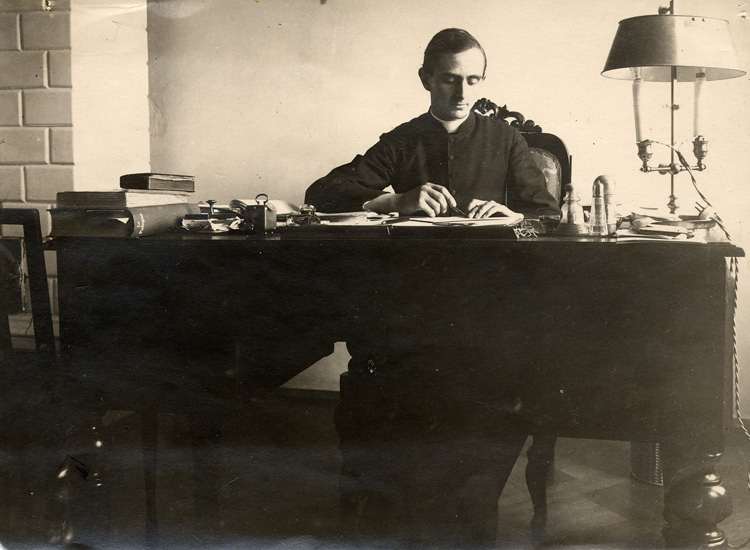 Alla sua scrivania nella Nunziatura apostolica di Varsavia, nel 1923 (Archivio Istituto Paolo VI)